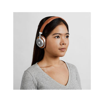 Master & Dynamic MW50+ on-ear posicion