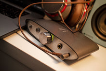Cargar imagen en el visor de la galería, iFi Audio Zen DAC editorial 1
